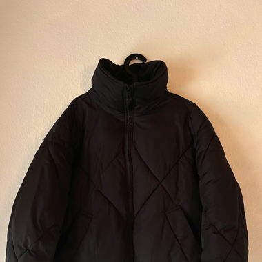 Schwarze Puffer Jacke