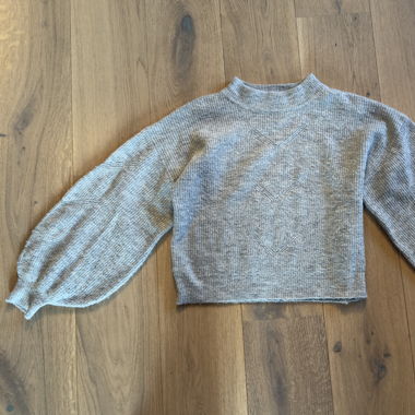grauer Strickpullover
