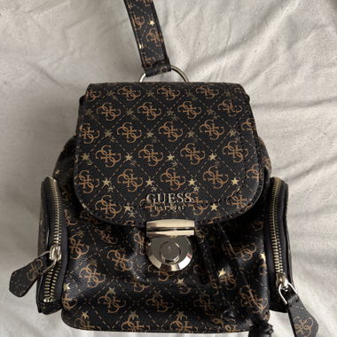 GUESS MONOGRAM RUCKSACK  (KAUM GETRAGEN)