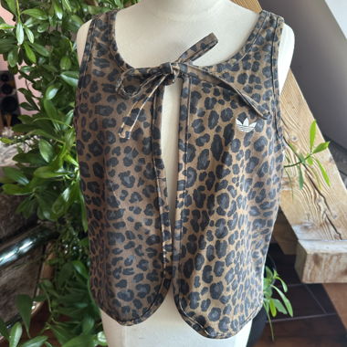 Adidas DIY Leoparden-Weste mit Schleife