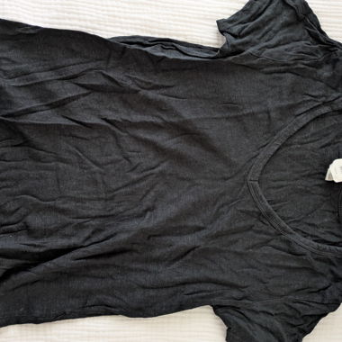 T-shirt nero con scollo a V, misto lino
