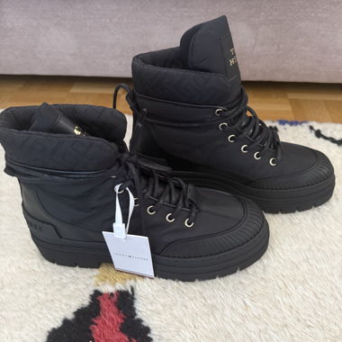 Tommy Hilfiger mai indossato