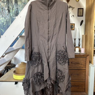 Manteau léger brun avec Grosse fleurs