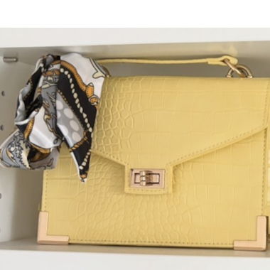 Borsa gialla con sandali