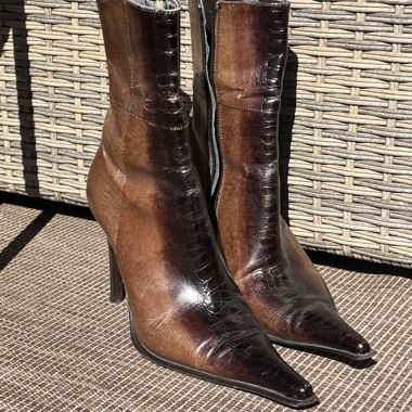 Pointed ankle boots
