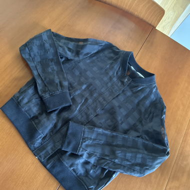 Sweat noir à carreaux