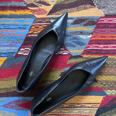 Schwarze spitze Absatzschuhe COS