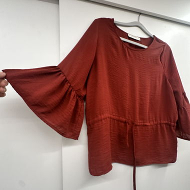 Blusa rossa con maniche a campana