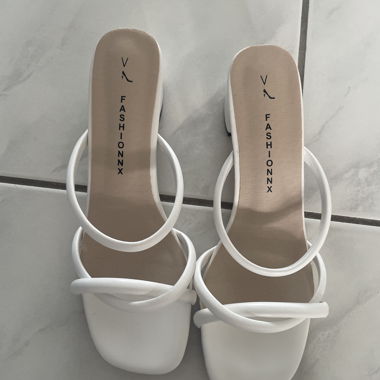 Weisse Riemchensandalen