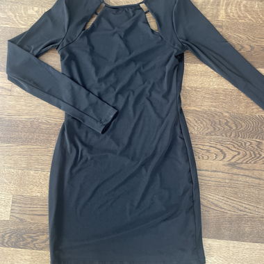 Robe noire à manches longues