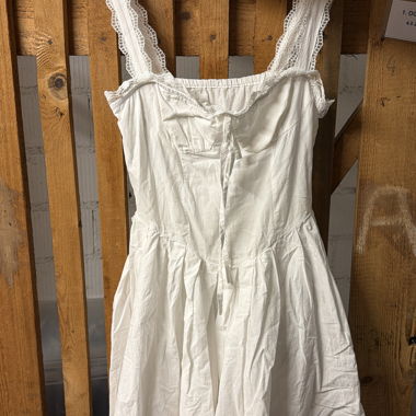 Abito bianco con spalline sottili