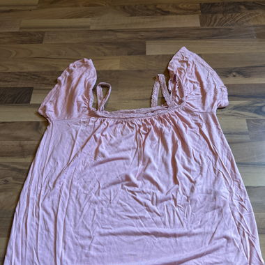 Top da donna rosa con bordi in pizzo