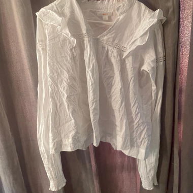 Camicia bianca con volant