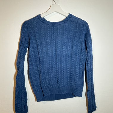 Dunkelblauer, langärmliger Pullover mit Muster