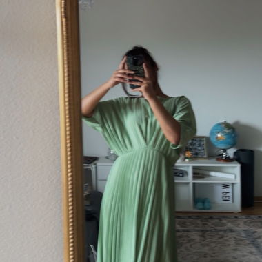 Robe verte plissée Mango pour l’été