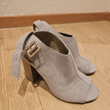 Hellgraue Peeptoe-Blockabsatz-Sandalen