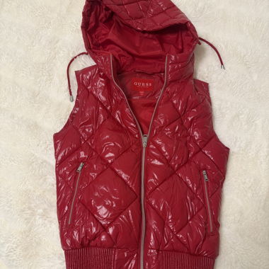 Rote Guess Steppweste mit Kapuze XS