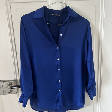 Chemise en satin bleue Zara