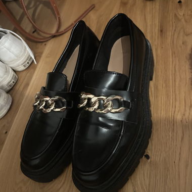 Mocassins noirs avec chaîne
