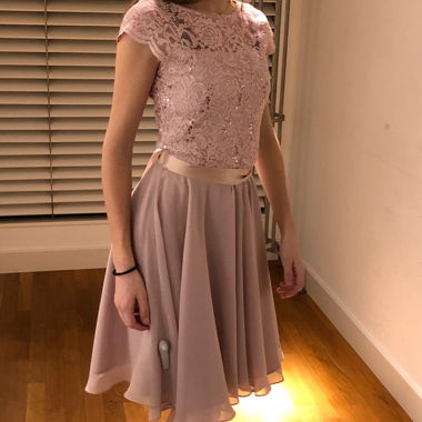 Elegante Abito da Cocktail con Pizzo e Chiffon