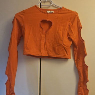 Crop top arancione con scollo a cuore