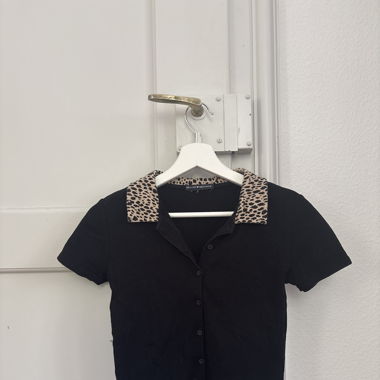 Schwarzes Top mit Leo-Print