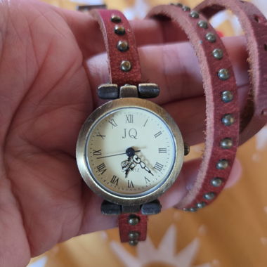 Armbanduhr aus rotem Leder