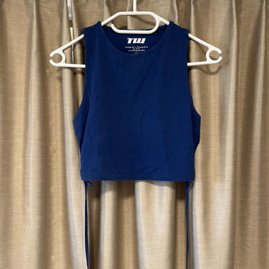 Cropped top with lacing around the waist