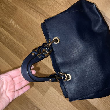 Dunkelblaue Handtasche 