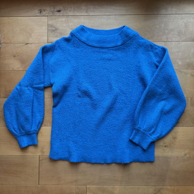 türkisfarbener Strickpullover