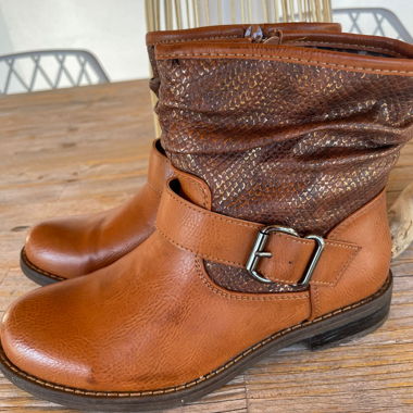 Braune Stiefel mit Schnalle