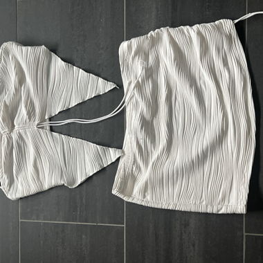 Haut et jupe blanche plissée