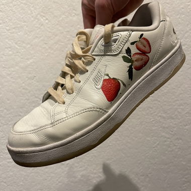 Nike Sneaker mit Erdbeer-Print