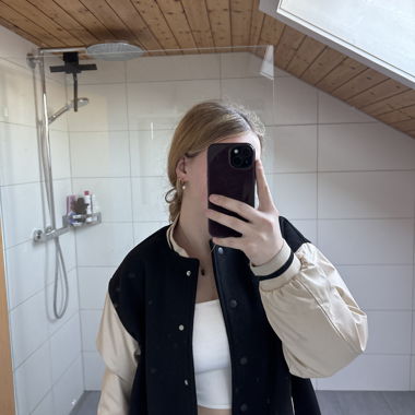 Schwarz-beige Collegejacke