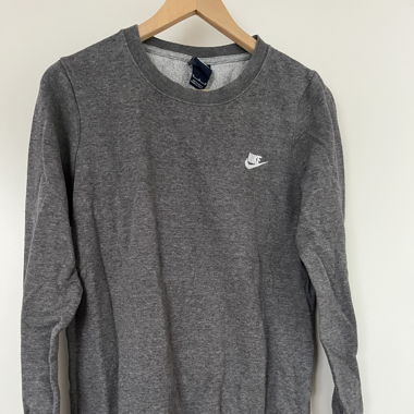 Grauer Nike Pullover