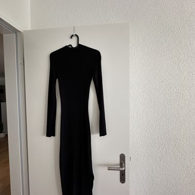 Robe noire côtelée