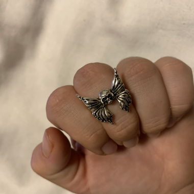Anello teschio color argento con ali