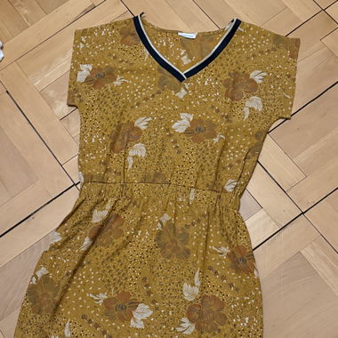 Kurzes Kleid / Abito corto fluido con scollo a V