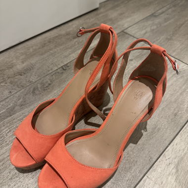Orange Plateausandalen