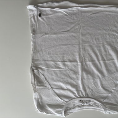Weisses T-Shirt mit kurzen Ärmeln