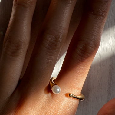 GOLD RING WITH LITLLE PEARL