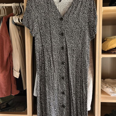Schwarzes gemustertes Kleid