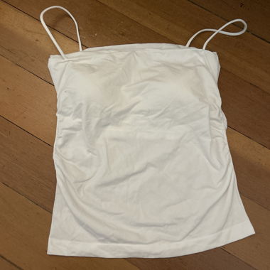 Haut blanc à bretelles fines