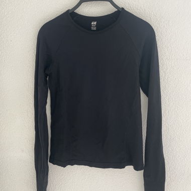 Schwarzes Langarm-Sporttop