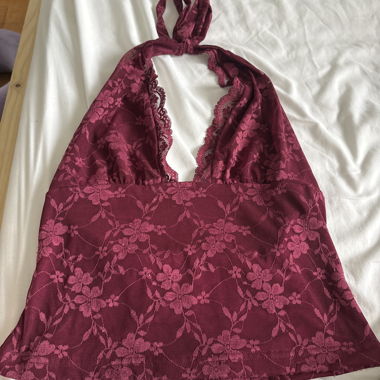 Haut en dentelle bordeaux