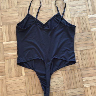 Body nero con bretelle