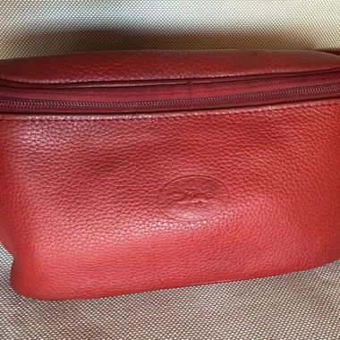 Sac banane Longchamp rouge.