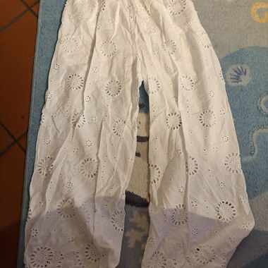 Bestickte weisse Hosen