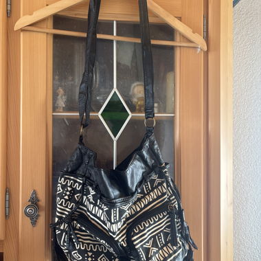 Black shoulder bag