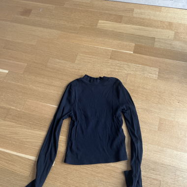 Schwarzes Langarmshirt mit Stehkragen